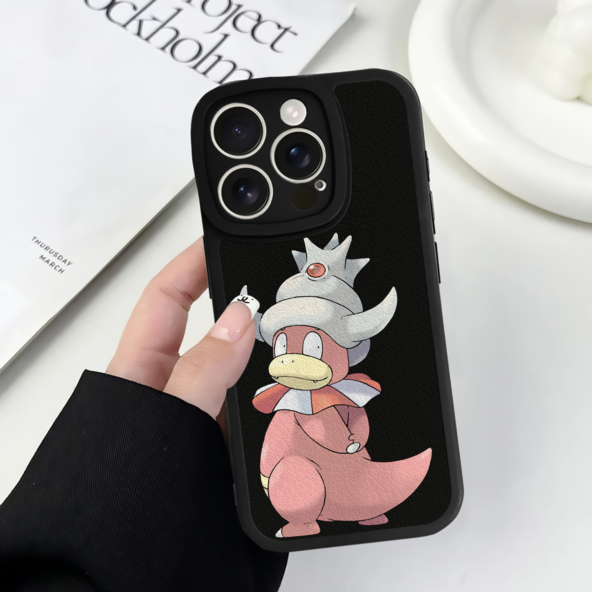 （画像用） ポケットモンスター Pokémon 【iPhone 16シリーズ対応】シリコンスマホケース（レザー調） 材質：シリコン